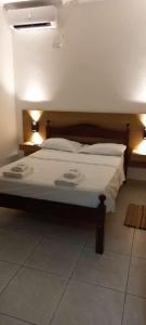 a bed in a room with two lights on at Departamentos por dia EL TREBOL in Paso de los Libres