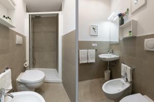 um banheiro com vaso sanitário, pia e chuveiro em Rome as you feel - Piazza dei Satiri apartments em Roma mais 22 fotografias