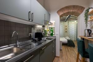 uma cozinha com pia e bancada em Rome as you feel - Piazza dei Satiri apartments em Roma