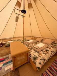 Łóżko lub łóżka w pokoju w obiekcie Glamping Finca el Olivo