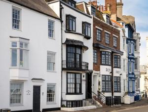 Une rangée de maisons blanches dans une rue dans l'établissement Pier View - stylish flat with sea views, à Eastbourne