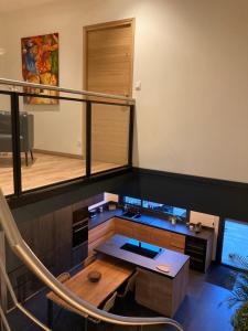 een woonkamer met een trap en een bureau bij Le 51 bis in Châteauroux