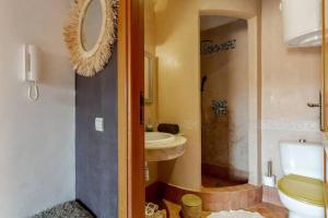 uma casa de banho com um lavatório e um WC em Joli appartement centre Gueliz em Marrakech