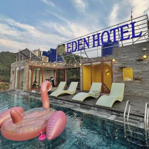 una piscina en un hotel con un cisne en el agua en Eden Hotel Cát Bà en Cat Ba