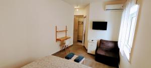 TV a/nebo společenská místnost v ubytování Ai Laghi Bed&Bed