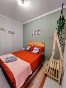 - une chambre avec un lit et une échelle en bois dans l'établissement Refúgio nas Flores - confirme após o pedido de reserva, à Holambra
