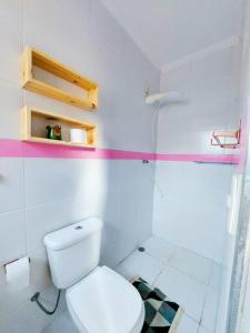 La salle de bains blanche est pourvue d'une douche et de toilettes. dans l'établissement Refúgio nas Flores - confirme após o pedido de reserva, à Holambra