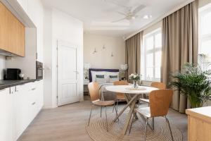 - une cuisine et une salle à manger avec une table et des chaises dans l'établissement Sanhaus Apartments - Apartamenty Koral z parkingiem - 200 m od plaży, à Sopot
