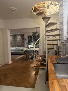 - un escalier en colimaçon dans un salon avec une table dans l'établissement Stor etage St knut, à Malmö