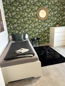 Schlafzimmer mit einem Bett mit Blumentapete in der Unterkunft Apartement Kingsize in Duisburg