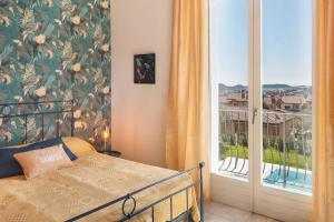 a bedroom with a bed and a large window at Villa Chiara APT 2-Appartamento in villa con piscina in Cavaion Veronese +25 photos