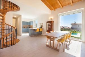 een keuken en eetkamer met een tafel en stoelen bij Villa Chiara APT 2-Appartamento in villa con piscina in Cavaion Veronese