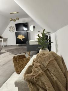 uma sala de estar com um sofá e uma mesa em Deluxe Apartment em Duisburg