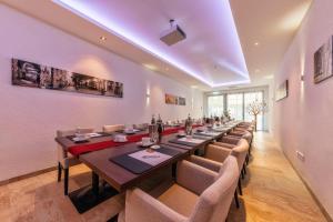 a long dining room with a long table and chairs at CityClass Hotel am Dom in Cologne