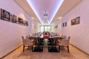 a long conference room with a long table and chairs at CityClass Hotel am Dom in Cologne