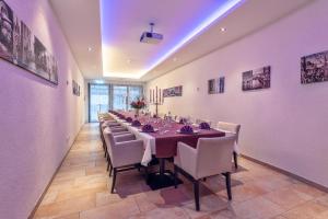 a long dining room with a long table and chairs at CityClass Hotel am Dom in Cologne