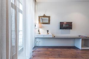 a white room with a desk and a window at GuestReady - Jardim das Oliveiras GuestHouse in Porto +15 photos