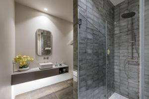 a bathroom with a shower and a sink at GuestReady - Jardim das Oliveiras GuestHouse in Porto