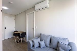 聖保羅的住宿－BHomy Perdizes - Uma quadra do Allianz Pq VA403，客厅配有蓝色的沙发和桌子