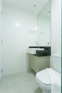 a white bathroom with a toilet and a sink at BHomy Perdizes - Uma quadra do Allianz Pq VA403 in Sao Paulo