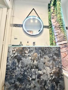 baño con espejo en la pared en Spacieuses Flats Paris Porte de Versailles, en París