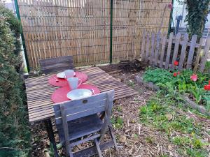 un tavolo con tazze e piatti sopra di Les coquelicots, calme, jardin a Colmar