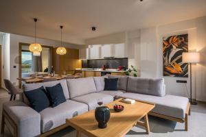 ein Wohnzimmer mit einem Sofa und einem Tisch in der Unterkunft Destino Grand Villa Private Pool in Gournes