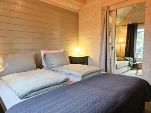 1 Schlafzimmer mit 2 Betten in einem Zimmer in der Unterkunft Vakantiewoning midden in de natuur GR02 Grijpskerke in Grijpskerke