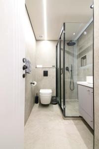 Ванна кімната в Mamilla Brilliant Emerald 1 +23 фото