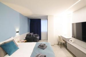 Ліжко або ліжка в номері Mamilla Brilliant Emerald 1