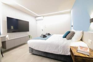 Телевізор і / або розважальний центр в Mamilla Brilliant Emerald 1