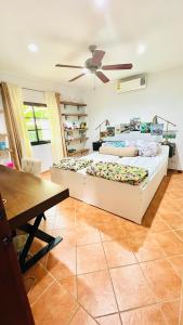 um quarto com uma cama grande e uma mesa em Mae Phim , Bali Residence 2 with privat pool em Rayong