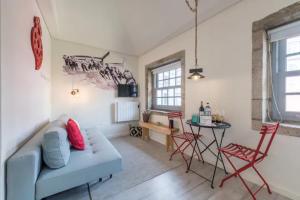 uma sala de estar com um sofá azul e uma mesa em GuestReady - Genuine Oporto Apts - 4 no Porto