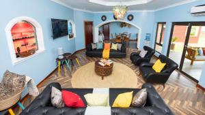 sala de estar con sofás y mesa en Kaweta Cottage en Nkhata Bay