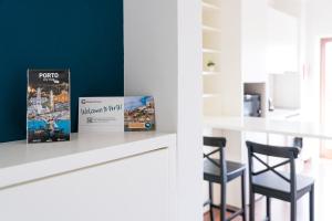 un libro seduto su un bancone in una cucina con due sedie di GuestReady - Almada 516 a Porto