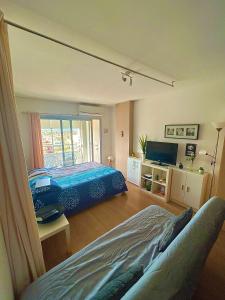 ein Schlafzimmer mit 2 Betten und einem TV in der Unterkunft Vamos a PERTE DE VUE Linge de maison fournie in Empuriabrava
