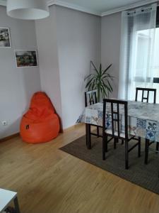 une salle à manger avec une table et une chaise dans l'établissement Apartamento Casa Lomberte, à Allariz