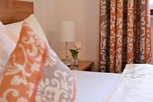 Postel nebo postele na pokoji v ubytování Rosenhotel Scherer