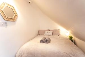 una piccola camera da letto con un letto e asciugamani di June Disc - Long Stay - Contractors a Bristol