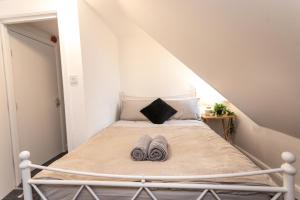um pequeno quarto com uma cama com duas toalhas em May Disc - Long Stay - Contractors em Bristol