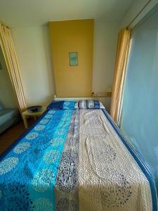 um quarto com uma cama com um edredão azul e branco em Vamos a PERTE DE VUE Linge de maison fournie em Empuriabrava