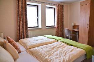 Postel nebo postele na pokoji v ubytování Rosenhotel Scherer