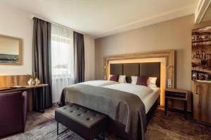 a hotel room with a large bed and a window at CityClass Hotel am Dom in Cologne
