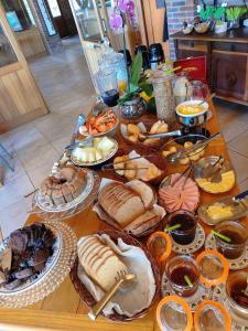 una mesa con muchos platos de comida. en Hotel Spazio, en Ivoti