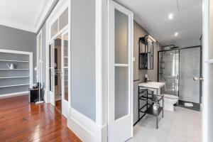 un baño con inodoro y lavabo en GuestReady - Innvict Residences, en Oporto