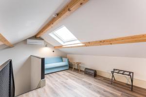 un soggiorno con un divano blu e una TV di GuestReady - Mercadores 150 a Porto