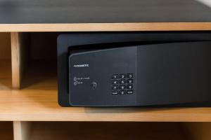 un forno a microonde seduto su una mensola in legno di GuestReady - Mercadores 150 a Porto