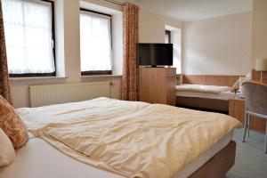 Postel nebo postele na pokoji v ubytování Rosenhotel Scherer