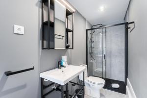 Un baño de GuestReady - Innvict Residences
