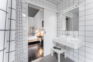 Un baño de GuestReady - Innvict Residences